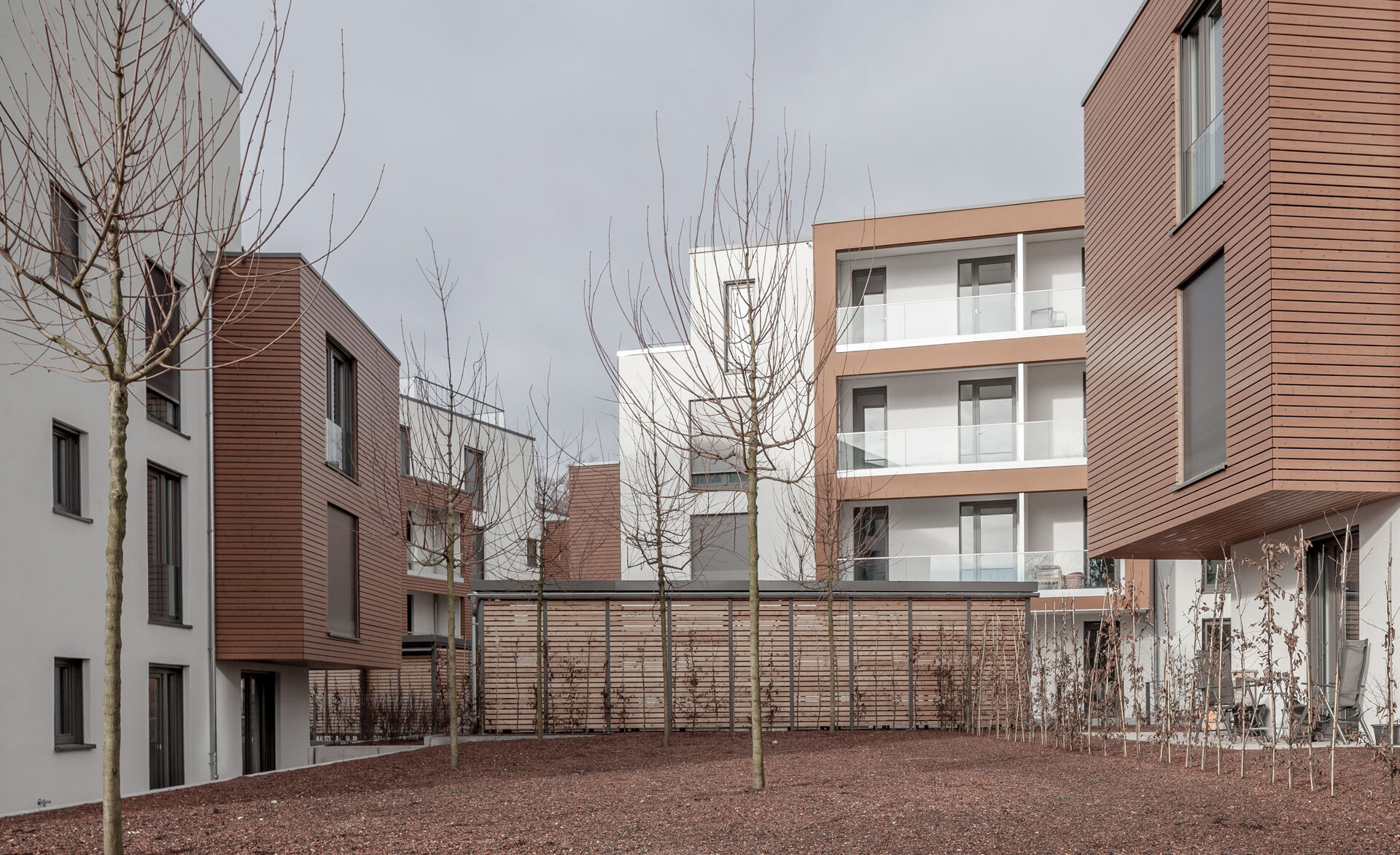 Glas und Holz bilden ein harmonisches Ganzes: Balkone mit FH St. Pölten: GM RAILING®