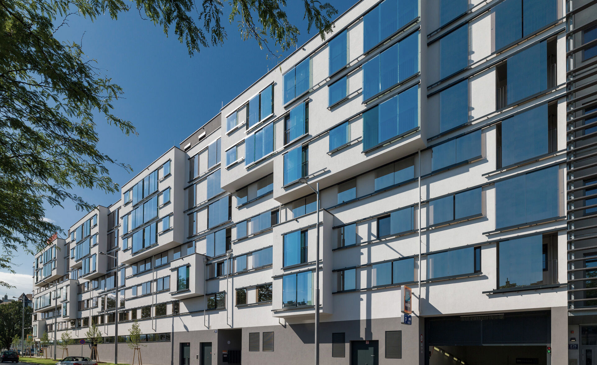 Hausfassade mit Schiebesystem GM TOPROLL® 10/14