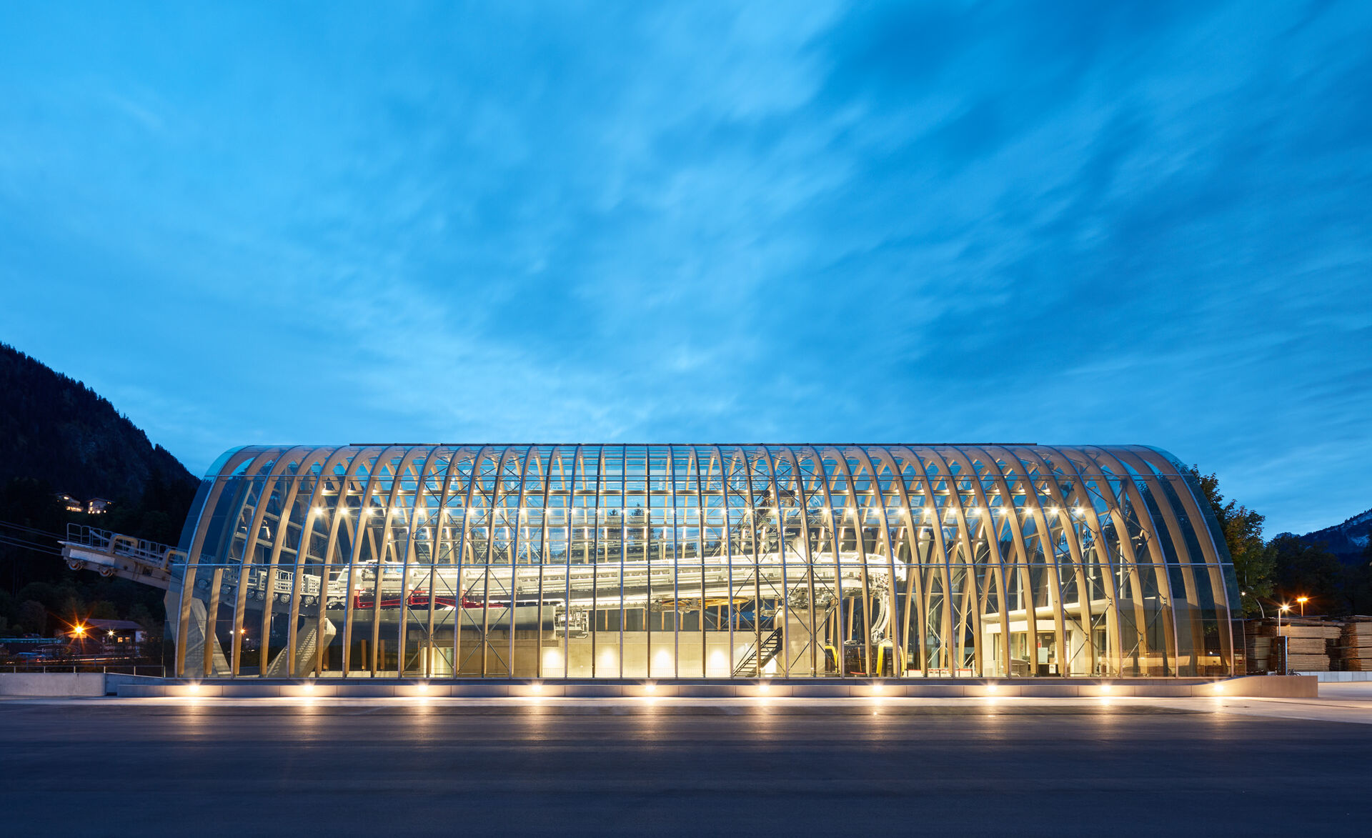Gebogenes GM VSG LAMIMART® von Glas Marte überspannt Station der Nebelhornbahn