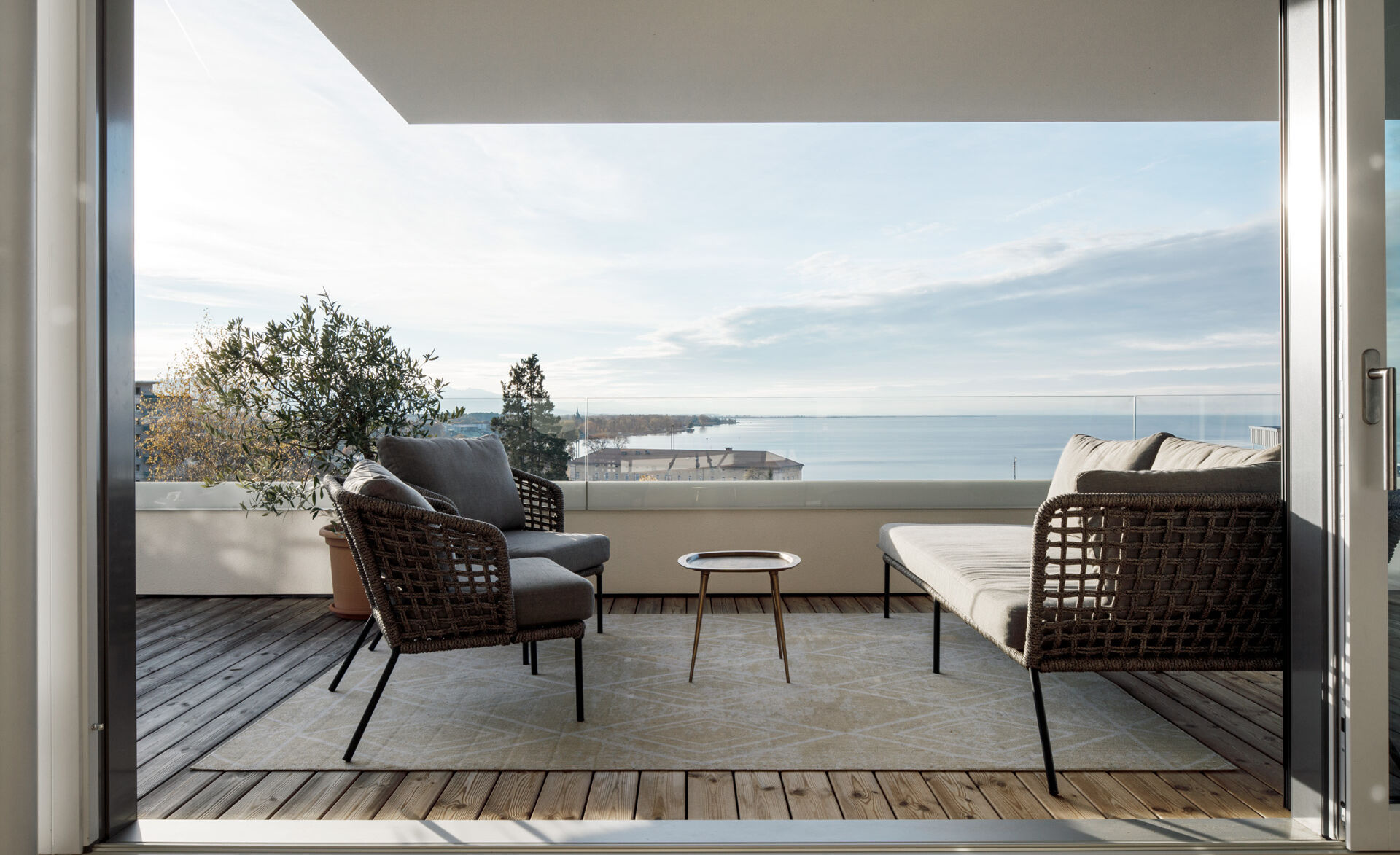 Dachterrasse: GM RAILING® FRONT mit Emailstreifen