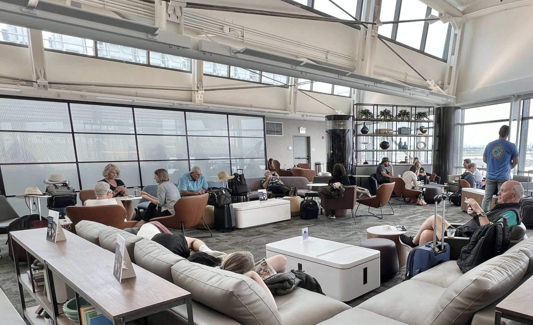 GM VSG LAMIMART United Airlines Lounge 