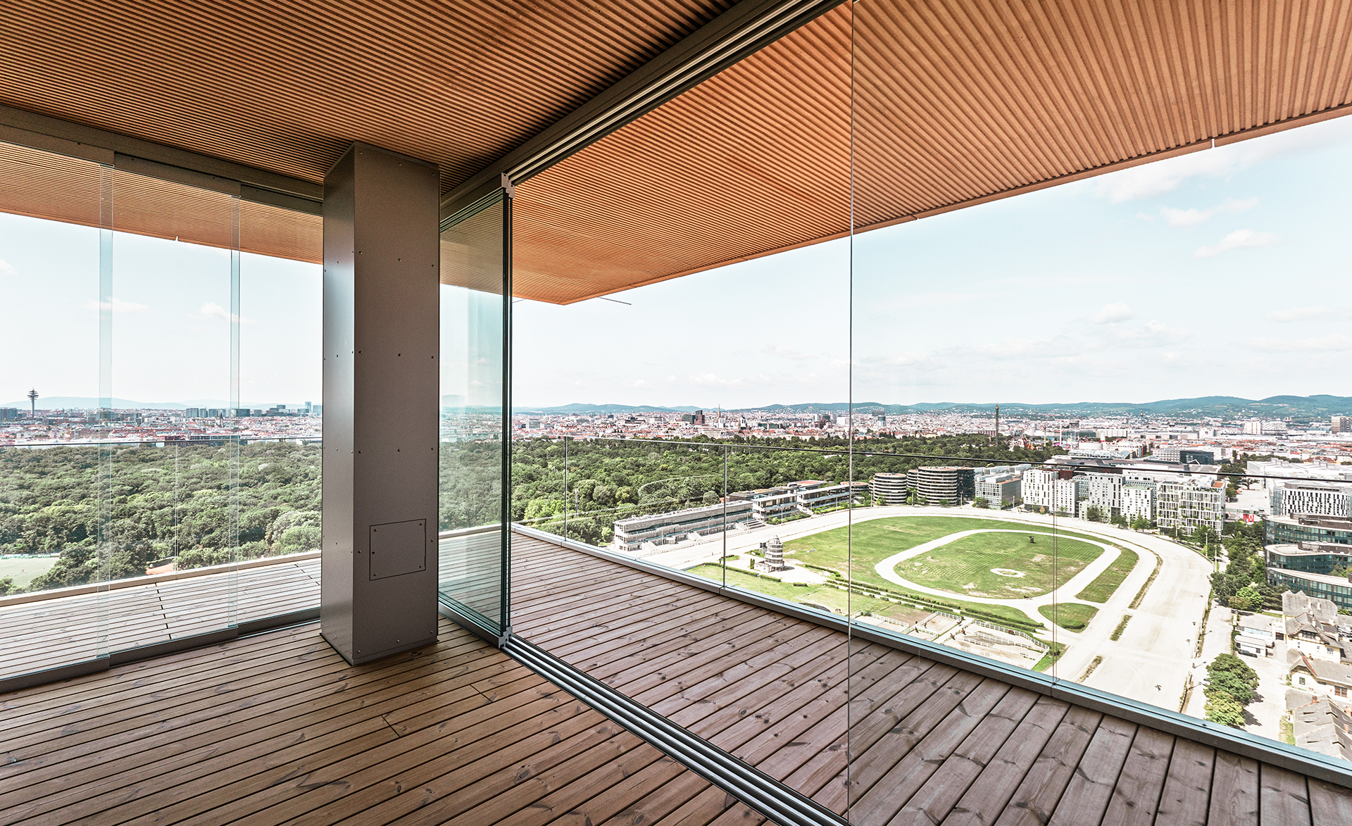 Glasgelaender_ GM RAILING_IneinemProfil_Gruenblick_wien-bildszene (33)