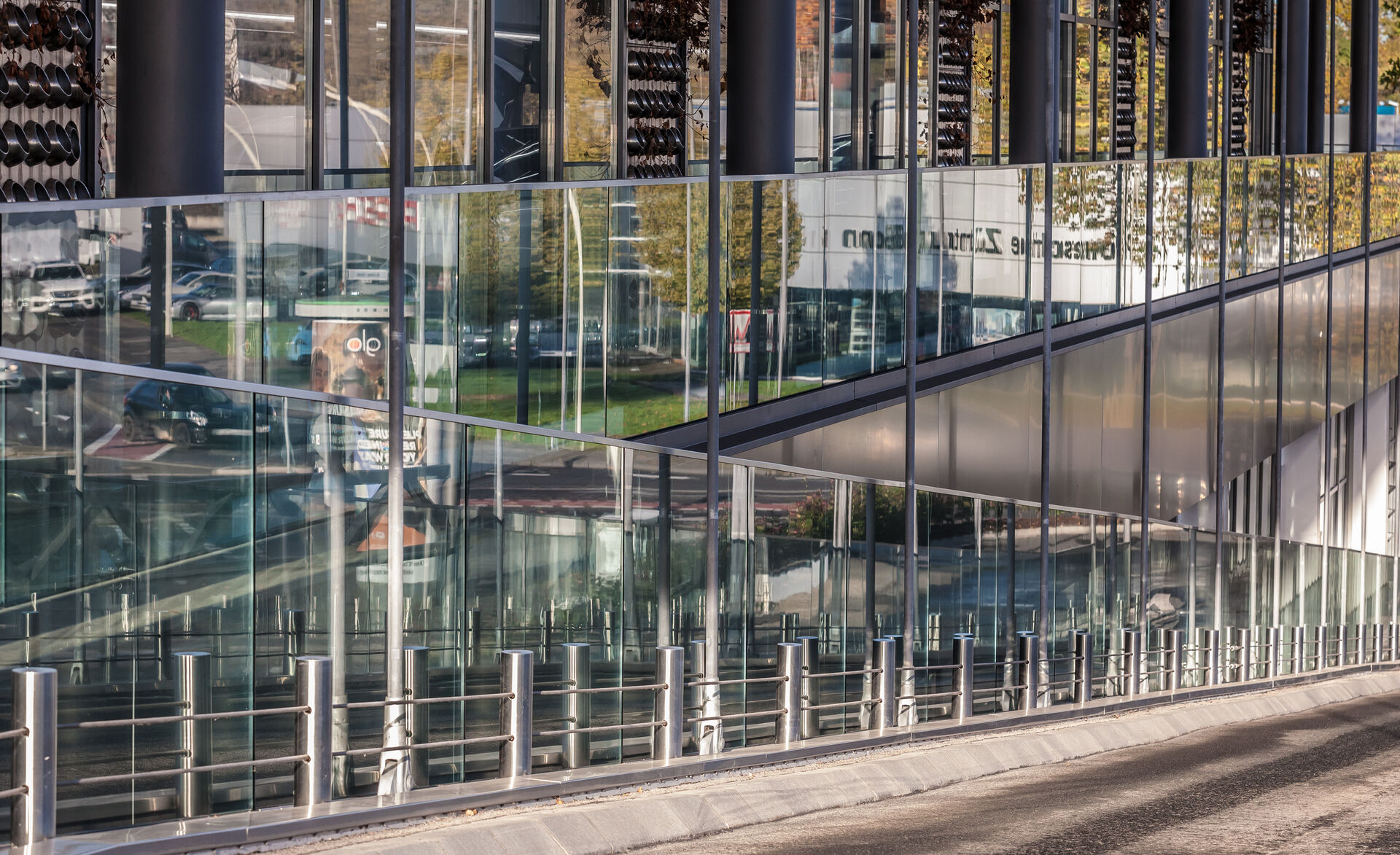 glasgelaender-gm railing double-ganzglasgelaender-firmengebaeude-bonn-werner neumann (2)
