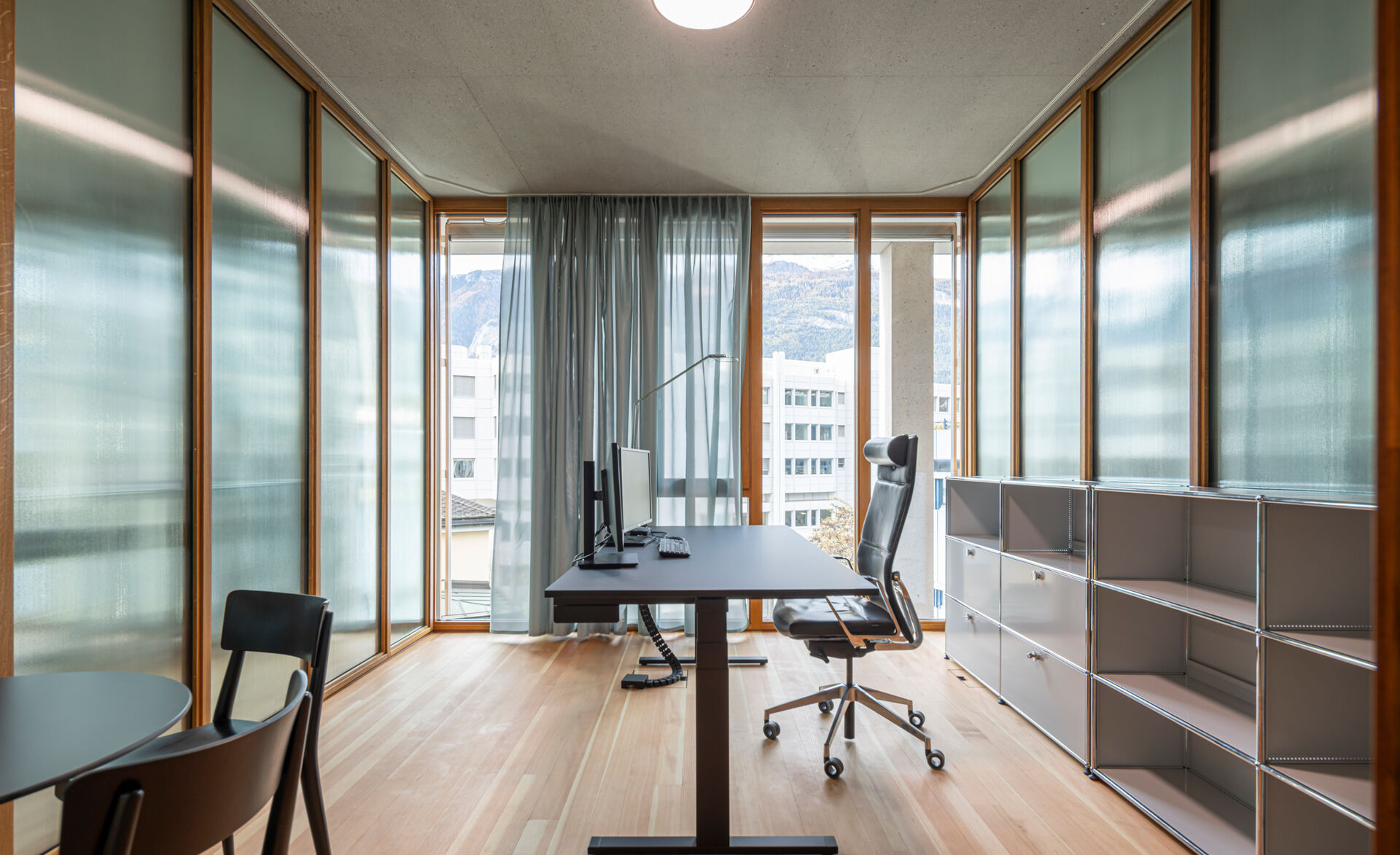 Flachglas-gmornamentglas-trennwaende-obergericht-chur-ingorasp  (2)