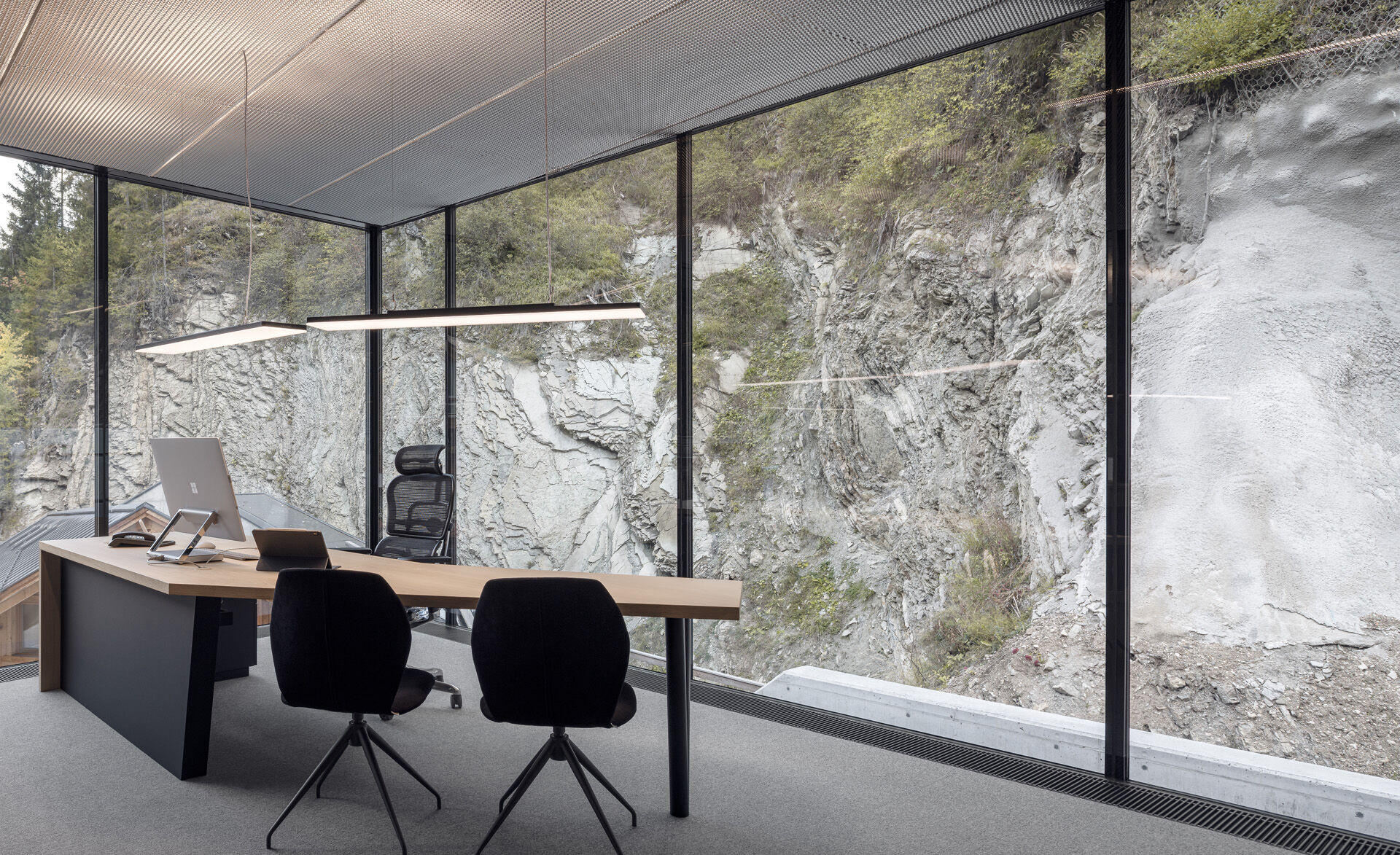 Büro mit schwarzen Fensterrahmen Büro mit schwarzen Fensterrahmen
