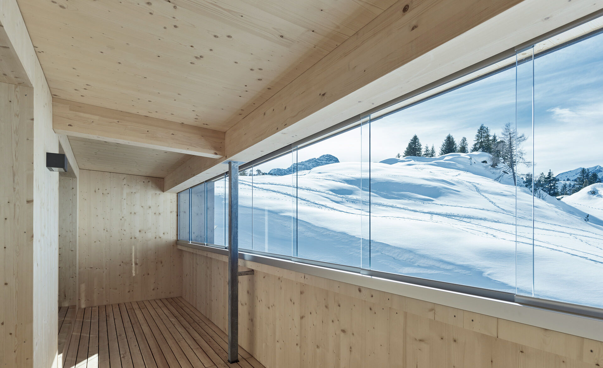 Laube bietet dank rahmenlosem Glas Marte Schiebesystem freie Sicht