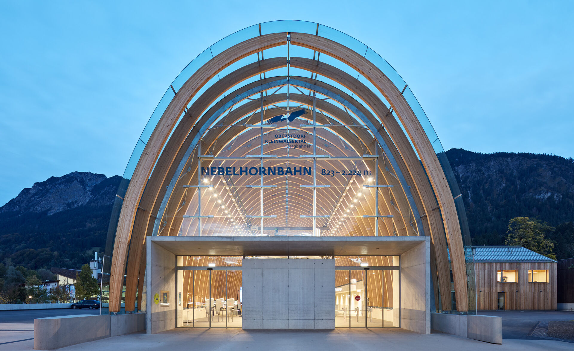Talstation Nebelhornbahn Oberstdorf: gebogenes Verbund-Sicherheitsglas von Glas Marte