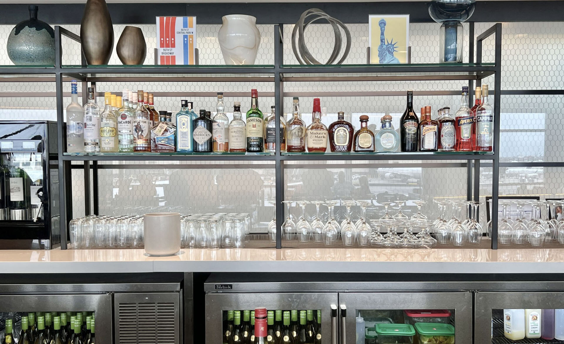 GM VSG LAMIMART United Airlines Lounge 