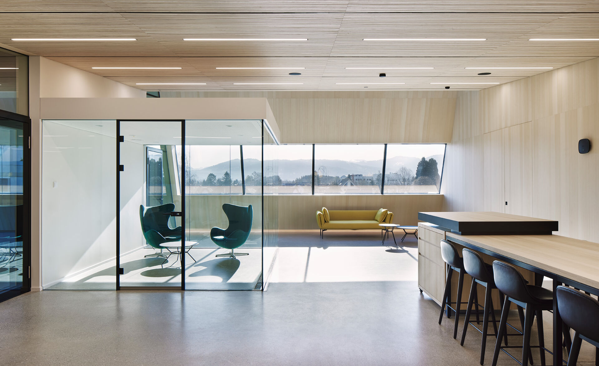 Hell und durchsichtig: Glas-Trennwand-System von Glas Marte mit Schallschutz