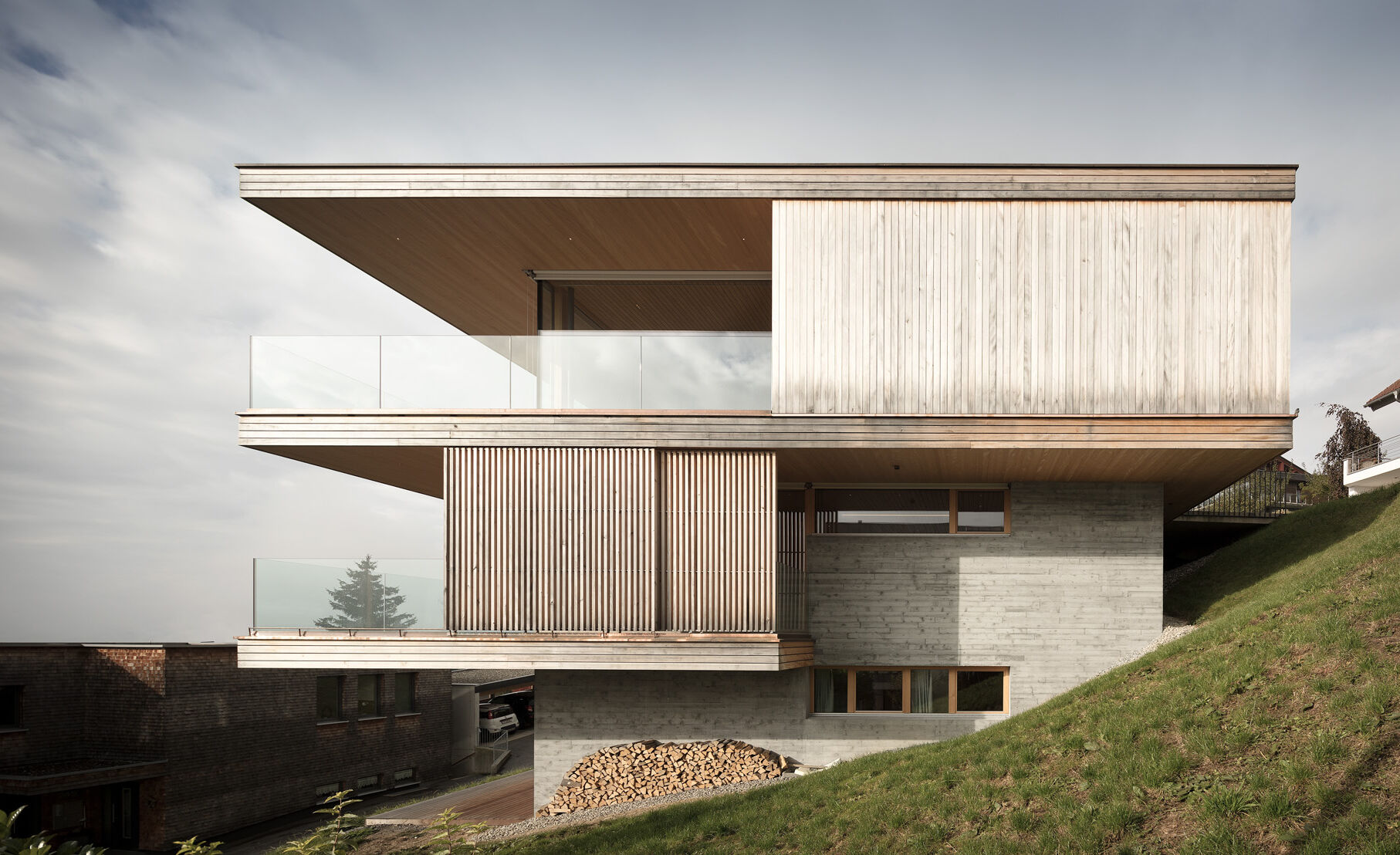 Einfamilienhaus in Hanglage mit gläserner Absturzsicherung von Glas Marte