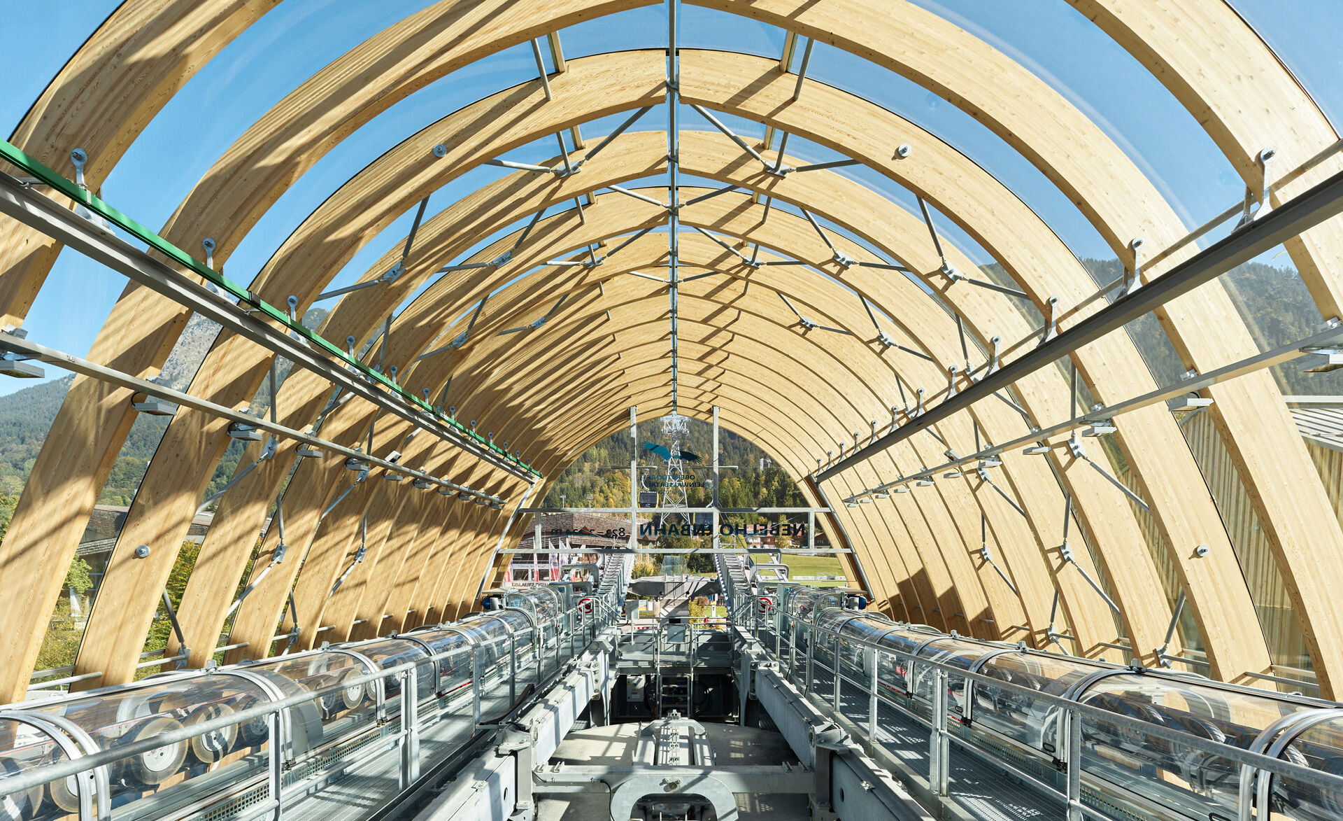 Nebelhornbahn Oberstdorf: gebogenes VSG über Holzparabeln
