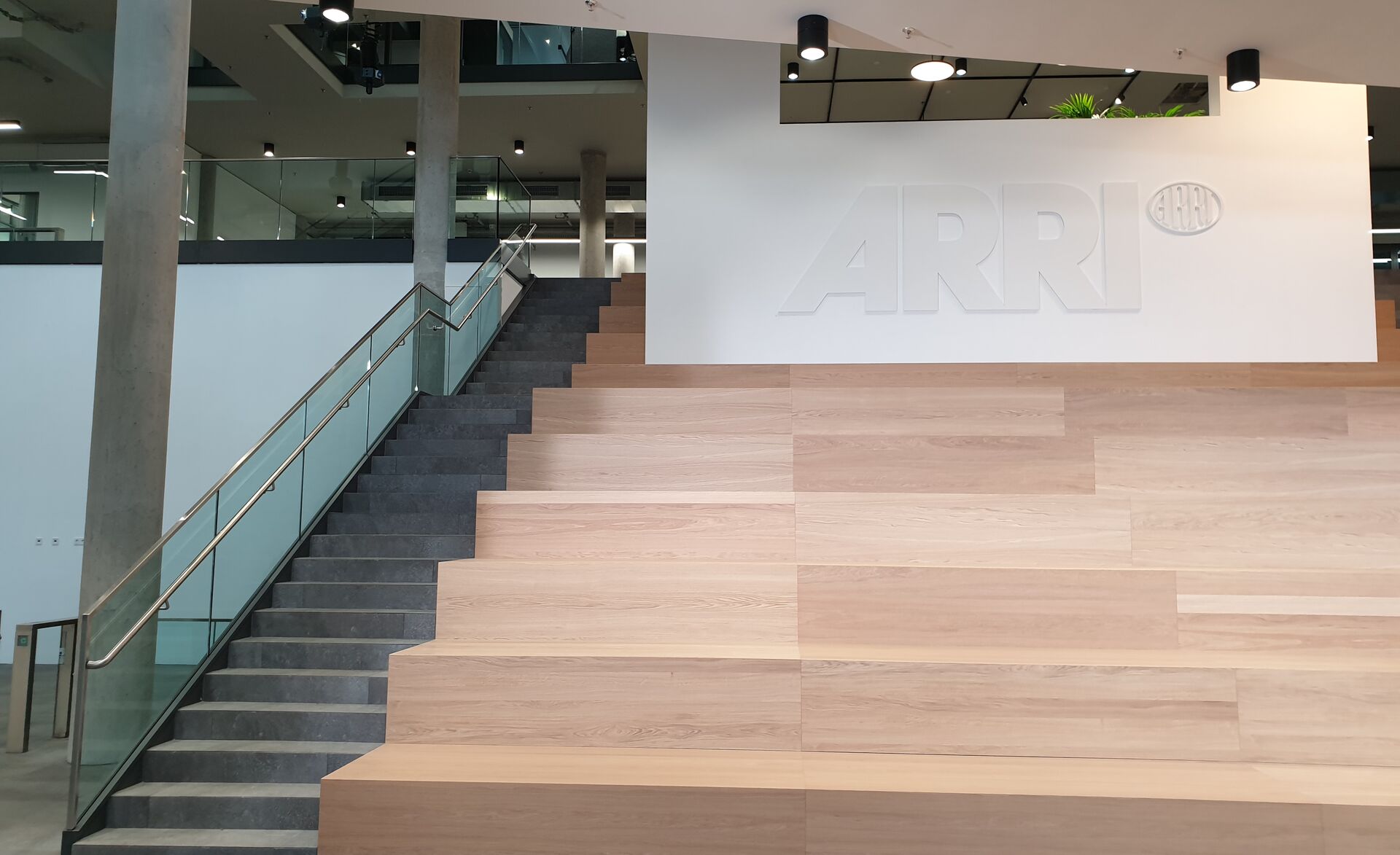 GM RAILING® UNI SOLO 20: Geschäftsgebäude ARRI München