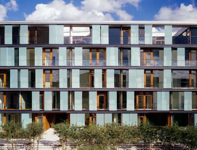 Ansicht eines Wohngebäudes mit Schiebesystemen aus Glas.