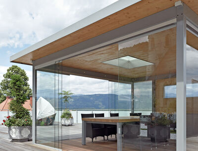 GM Toproll 6/8 Glaspavillon auf einer Terrasse mit Schiebeanlage