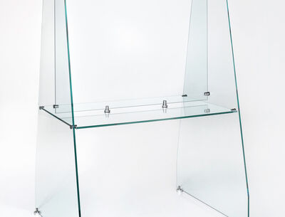 GM Meet and Greet Table Ein transparenter Glastisch mit einer integrierten Glasschutzwand.