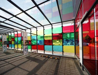 Autowaschanlage mit Fassade aus verschieden farbigen Glasscheiben