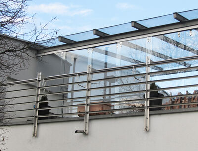 GM Toproll Shield Terrasse mit Glasüberdachung und Metallgeländer