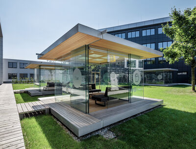 Garten-Pavillon aus Glas und Holzüberdachung 