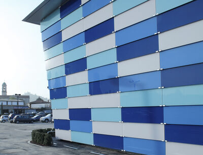 Überschuppte Glasfassade mit Scheiben in unterschiedlichen Blauschattierungen