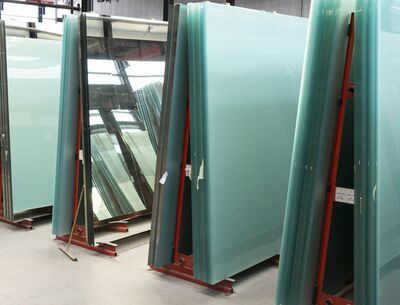 Glasscheiben sind in einer Glasproduktion zu sehen