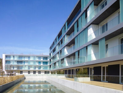 Wohnblock mit Glas Marte Schiebesystemen und Glasgeländern Wohnblock mit Glas Marte Schiebesystemen und Glasgeländern