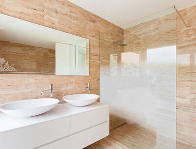 Walk-in-Dusche mit teilsatinierter Glaswand als Blickschutz