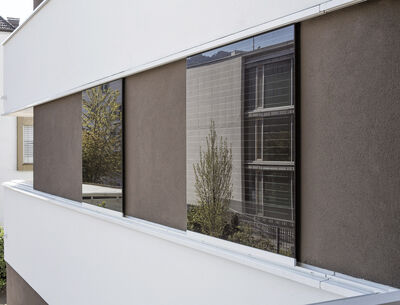 Glas-Schiebetüren am Balkon als Wind- und Sichtschutz