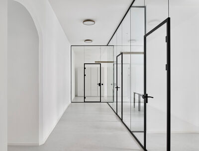 Glastrennwände in einem modernen Bürogebäude.