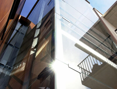 Glaskanten-Haltesystem für plane Glasfassaden
