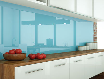 Küche mit blauer Glasrückwand