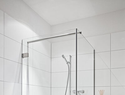 Eck-Dusche aus Glas mit minimalistischen Beschlägen
