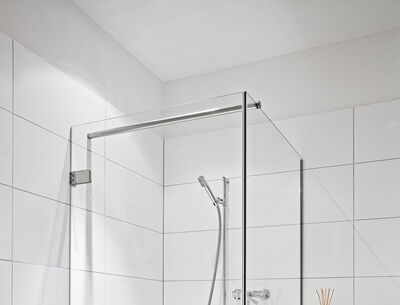 Ganzglasdusche Eck-Dusche aus Glas mit minimalistischen Beschlägen