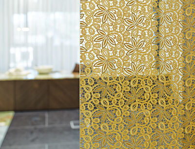 Textil im Glas Glas-Trennwand von Glas Marte mit eingearbeiteter gelber Stickerei