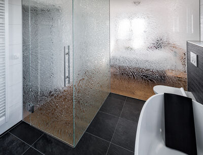 Abtrennung Bade- und Schlafzimmer mit GM ICE-H® Dusche und Trennwand aus Eiskristallglas