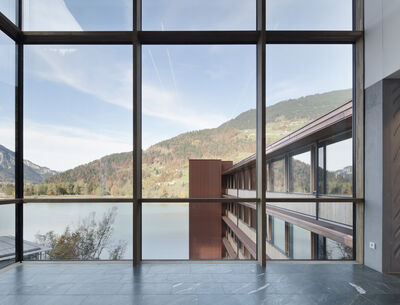 Uniglas Isolierglas Illwerke  Große Fensterfront von Glas Marte mit Blick auf einen See