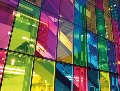GM VSG Lamimart Color  Fassade eines Gebäudes mit farbigem Glas.
