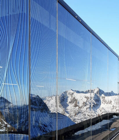 Glas Marte Vogelschutz dank partieller Verchromung: GM CHROME Teil-verspiegelte Glasfassade an Seilbahn-Bergstation