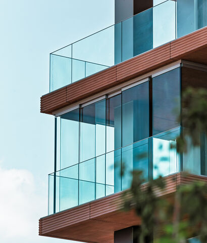 Glasgelaender_ GM RAILING_IneinemProfil_Gruenblick_wien-bildszene (98)