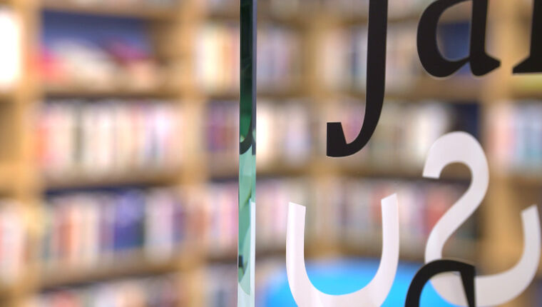 Glas-Trennwand in Dornbirner Stadtbibliothek Glas-Trennwand mit Beschriftung