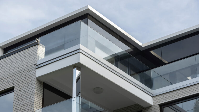 Elegante Absturzsicherung aus Glas: GM RAILING® UNI SOLO Gebäude mit Glasgeländer GM RAILING® UNI SOLO