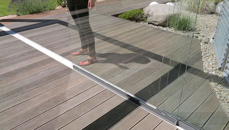 GM LIGHTROLL® 10/12 mit Komfortpaket Einfache Bedienung der Glas Marte Schiebetüren auf der Terrasse