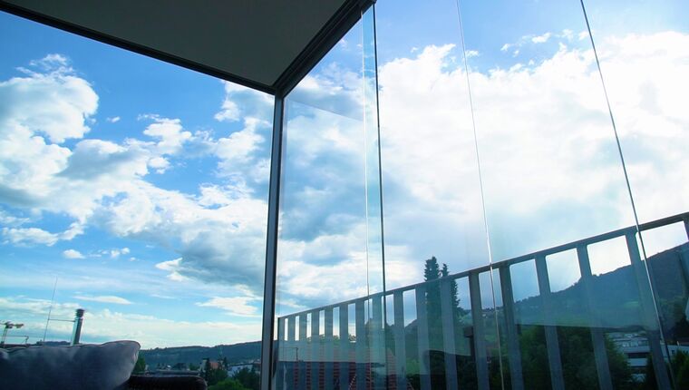 Balkonverglasung Balkon mit rahmenlosen Glas-Schiebetüren