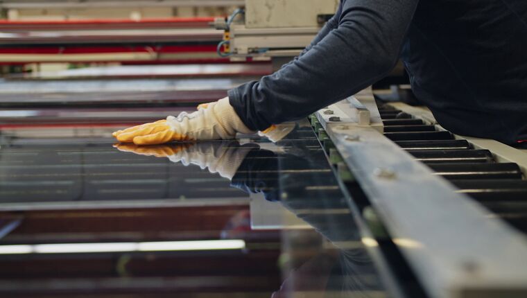 Offene Stelle: Flachglas Glas Marte Mitarbeiter bei der Glasbearbeitung