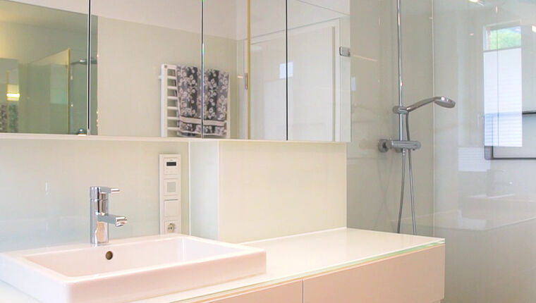 Video: Deshalb Glas in Bad und Küche Badezimmer mit Spiegeln und Dusch-Trennwand von Glas Marte